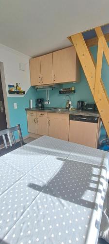 Una cocina o zona de cocina en Nordsee Monteurwohnung Justus