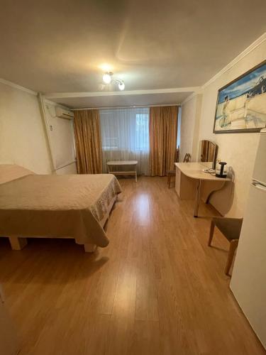 een hotelkamer met een bed en een bureau bij Zarea Hotel in Chişinău