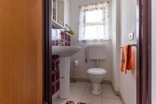 een badkamer met een wit toilet en een wastafel bij Holiday home in Francavilla di Sicilia in Francavilla di Sicilia