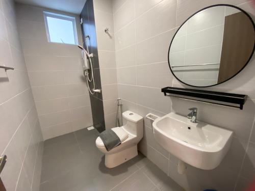 La salle de bains est pourvue d'un lavabo, d'un miroir et de toilettes. dans l'établissement Novo 8 Residence @ 10mins to Jonker Streeet, à Malacca