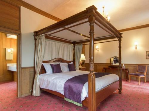 1 dormitorio con cama con dosel en un hotel en Hockwold Hall en Hockwold cum Wilton