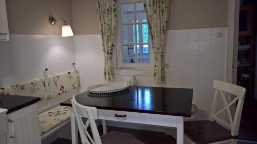 una cocina con mesa y sillas y una ventana en Ferienhaus Margret, en Winterberg