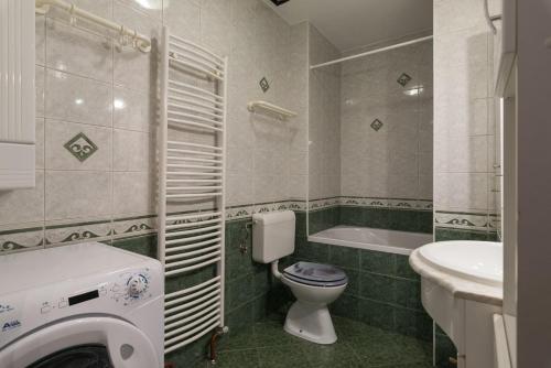uma casa de banho com um WC, um lavatório e uma banheira em Ela Apartments - 1 em Kranjska Gora