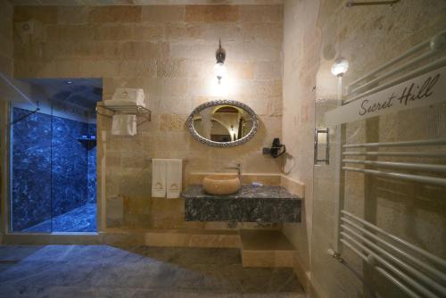 Ένα μπάνιο στο Cappadocia Secret Hill Cave Suites