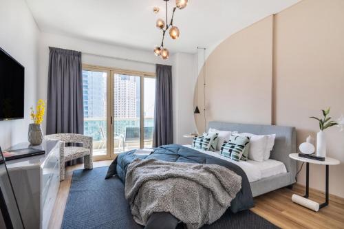 um quarto com uma cama e uma grande janela em The Smart Concierge - Royal Oceanic em Dubai