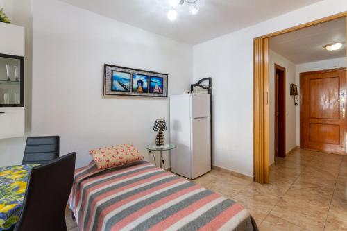 a room with a bed and a refrigerator at Mtsrat8 in Torrevieja