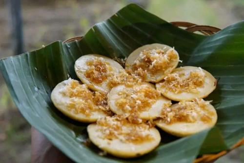 Banjarangkan的住宿－Balicamper，香蕉叶上装有香蕉的绿色碗