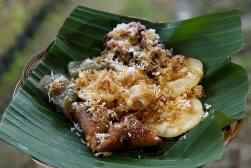 Banjarangkan的住宿－Balicamper，绿叶顶上的一盘食物