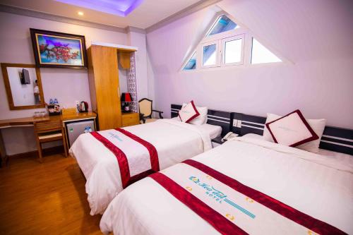 Rúm í herbergi á Hoa Dat Da Lat Hotel