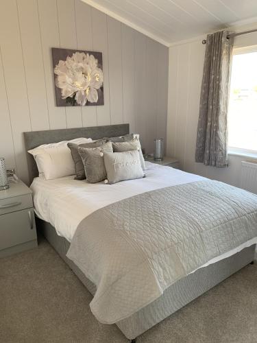 Un dormitorio con una cama grande y una ventana en Cherry Blossom 42 Hot Tub en Garton