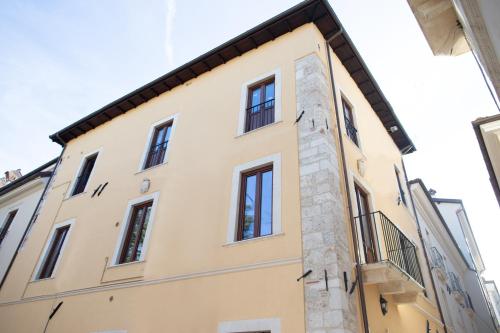 un edificio con finestre sul lato di Dimora del Sole - Intero Appartamento a L'Aquila