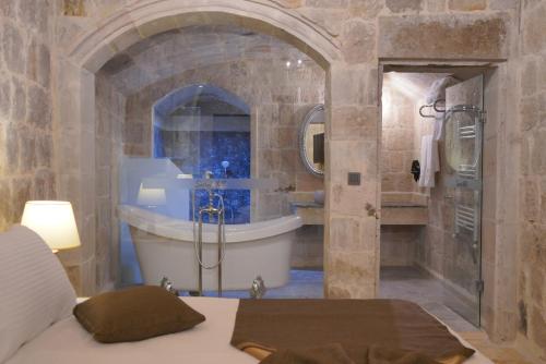 Ένα μπάνιο στο Cappadocia Secret Hill Cave Suites