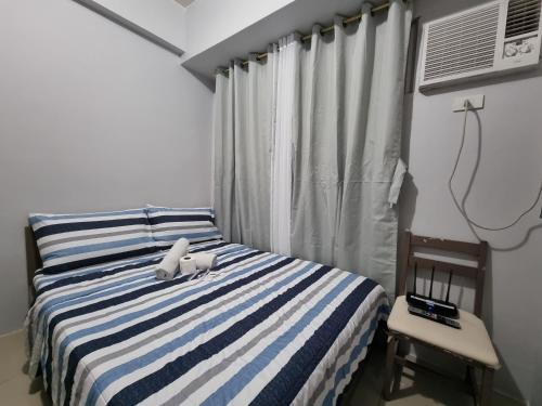 un dormitorio con una cama con un animal de peluche en Macks Awesome Place 204 NetflixFastWifi en Manila