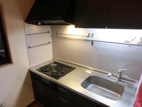 a kitchen with a stove and a sink at 潮風room@SUN(シオカゼルームアットサン) in Minamiboso