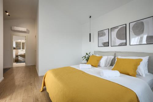 sypialnia z dużym łóżkiem z żółtymi poduszkami w obiekcie Villa Rozhica w mieście Svetvinčenat