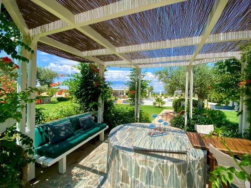 Taman di luar Villa Hylas Luxury Bed & Breakfast Kilada