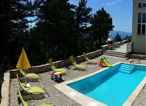 Bazén v ubytování Apartments in Rijeka 17011 nebo v jeho okolí