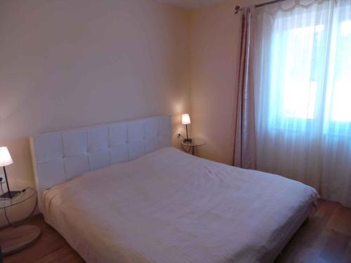 Postel nebo postele na pokoji v ubytování Apartments in Rijeka 17011