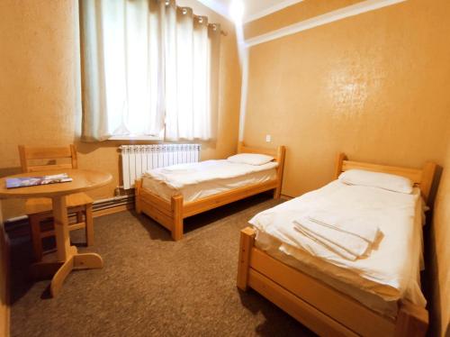 Ένα ή περισσότερα κρεβάτια σε δωμάτιο στο SilkRoad Guesthouse