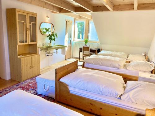um quarto com três camas e um lavatório em Yogahaus Prasaad em Engen
