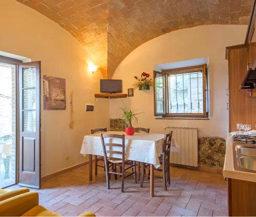 a kitchen and dining room with a table and chairs at Agriturismo Casale Giulia in Volterra