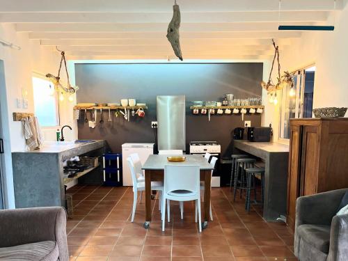 cocina con mesa y sillas en una habitación en Mazeppa Sunrise Beach Accommodation, en Mazeppa Bay