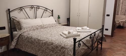 1 dormitorio con 1 cama con toallas en 106 gradini, en Bottanuco