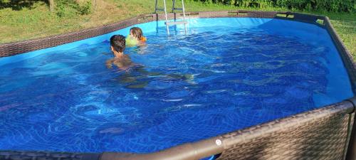 2 personas nadando en una gran piscina en 106 gradini, en Bottanuco