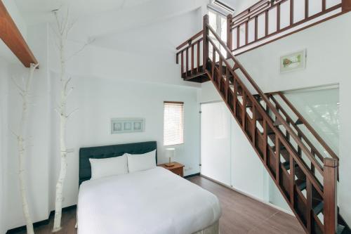 Ένα ή περισσότερα κρεβάτια σε δωμάτιο στο Green Wave Sanyi BY REINDEER