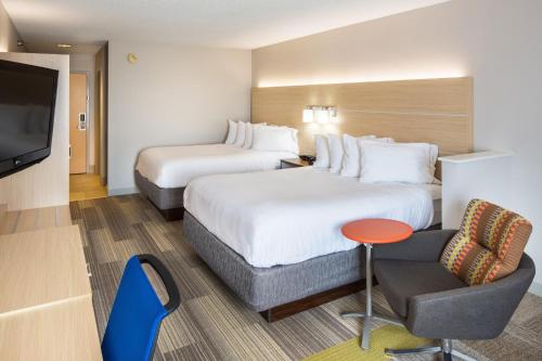 een hotelkamer met 2 bedden en een televisie bij Holiday Inn Express Cedar Rapids - Collins Road, an IHG Hotel in Cedar Rapids
