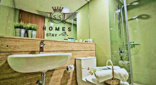 uma casa de banho com um lavatório e um chuveiro em Vortex Suites KLCC By Sweet.Home em Kuala Lumpur