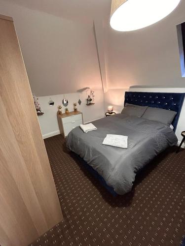 1 dormitorio con 1 cama y una luz en el techo en Bv Comfy Attic Studio At Deighton Huddersfield, en Huddersfield
