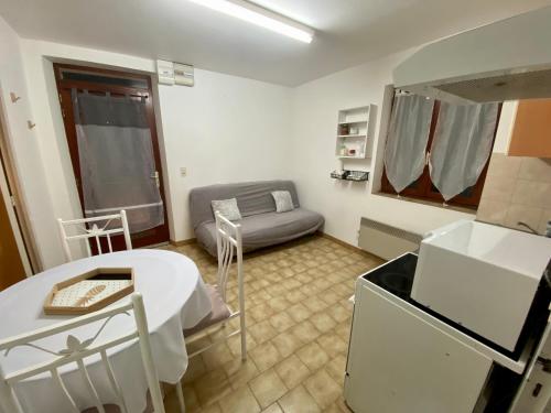 un petit salon avec un canapé et une table dans l'établissement Logement individuel circuit 24h du Mans ou autre, à Parigné-le-Pôlin