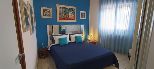 ターラントにあるAmanda'sの青いベッドルーム(青いシーツ付きのベッド1台付)