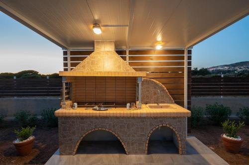 cocina al aire libre con encimera de piedra en Villa Kassiani, en Svoronata