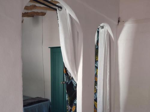 a room with a green door and a tie at Casa Holmes in Las Casillas