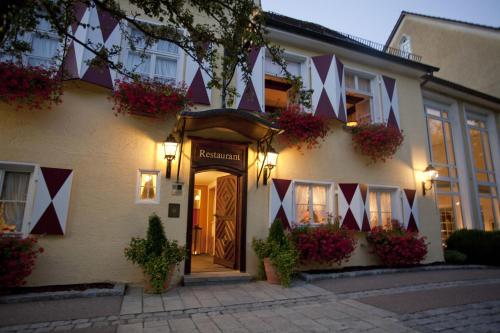 ein Haus mit Blumen an der Vorderseite in der Unterkunft Das Goldene Lamm Aalen in Aalen