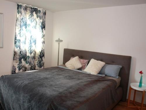 een slaapkamer met een groot bed met 2 kussens bij FreiRaum - Wohnen auf Zeit / Wohnung Frederick 