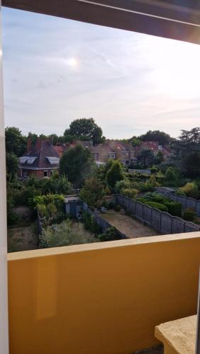 - une vue depuis le balcon d'une maison dans l'établissement Duplex lumineux entre plage et centre-ville, à Dunkerque