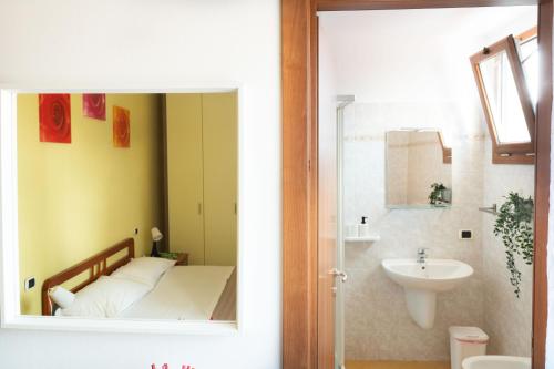 łazienka z łóżkiem i umywalką w obiekcie Residence Yellow w Rimini