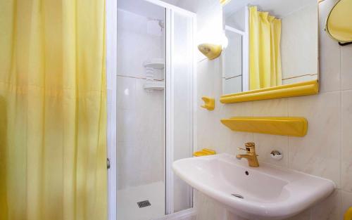 een badkamer met een wastafel en een douche bij Xalupa Salions Vistas in Tossa de Mar
