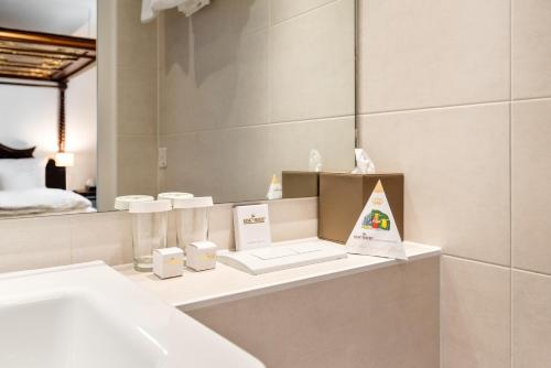 a bathroom with a sink and a mirror at King's Hotel Center Superior in Munich