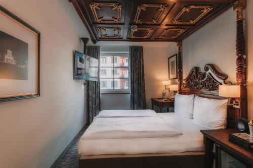 a hotel room with a bed and a window at King's Hotel Center Superior in Munich