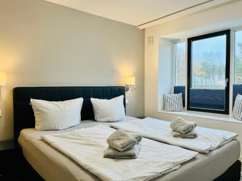 een slaapkamer met een groot bed en handdoeken bij Ferienwohnung Meeresblick Haus Granitz in Prora in Binz