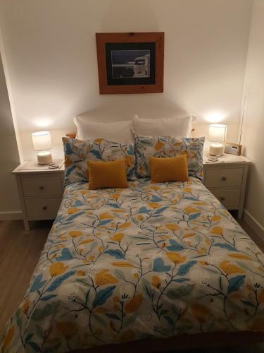 sypialnia z łóżkiem z 2 lampami w obiekcie The Studio w mieście Felpham