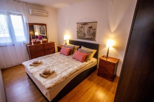 Ένα ή περισσότερα κρεβάτια σε δωμάτιο στο NONO JURE-Private Pool , Sauna & Jacuzzi