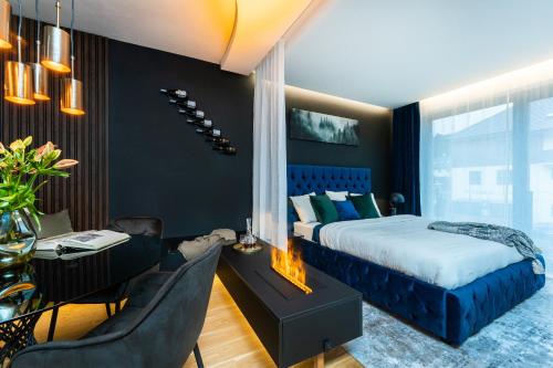 um quarto de hotel com uma cama e uma lareira em MOLI Apartmán s privátní saunou - MOLO Lipno Resort em Lipno nad Vltavou