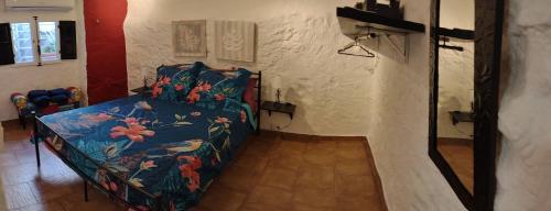 a living room with a couch in a room at Casa Holmes in Las Casillas