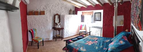 a bedroom with a bed and a red wall at Casa Holmes in Las Casillas
