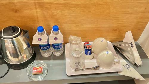 una mesa con una bandeja con botellas de agua. en THE MAGNUM, en Deoghar